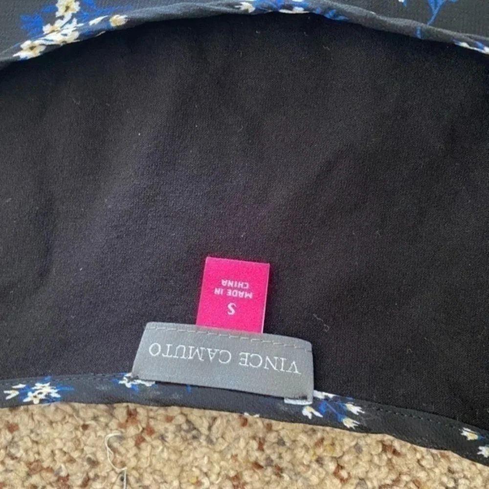 NWT Vince Camuto Floral Flutter Sleeve Blouse S - Picture 4 of 6